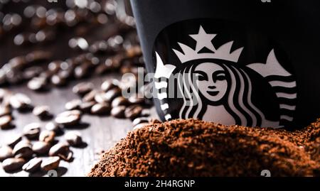 POZNAN, POL - 19 AGO 2021: Tazza di Starbucks, il nome della società di caffè e della catena di caffè, fondata a Seattle, Wa. USA, nel 1971; ora il più grande Foto Stock