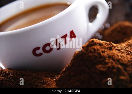 POZNAN, POL - 19 AGOSTO 2021: Cup of Costa Coffee, un marchio di società multinazionale britannica di coffee house con sede a Dunstable, Bedfordshire; secondo Foto Stock