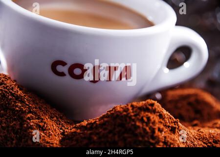 POZNAN, POL - 19 AGOSTO 2021: Cup of Costa Coffee, un marchio di società multinazionale britannica di coffee house con sede a Dunstable, Bedfordshire; secondo Foto Stock