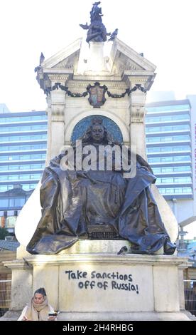 Nuovi graffiti sulla statua della Regina Vittoria in Piccadilly Gardens, Manchester, Regno Unito, dice: 'Togliere le sanzioni dalla Russia' Foto Stock