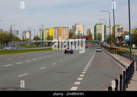 Varsavia, Polonia - 15 aprile 2018: Una superstrada a più corsie è visibile nelle vicinanze di edifici residenziali a più piani. Questo fa parte di uno dei quartieri della città Foto Stock