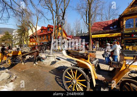 Zakopane, Polonia - 09 marzo 2015: Cavalli imbrattati si alza e attende i turisti, in via Krupowki, la principale zona commerciale e pedonale prome Foto Stock