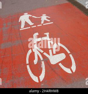 Sentiero rosso per ciclisti e pedoni nel centro di Kolobrzeg in Polonia Foto Stock