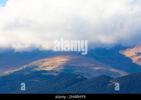 Strom autunnale su Pic de Finestrelles (picco Finestrelles). Alta Cerdanya, Girona, Catalogna, Spagna, Europa. Foto Stock