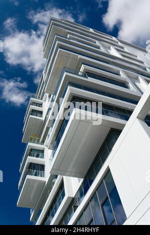 Vista verso l'alto in un moderno edificio di appartamenti nel centro di Berlino Foto Stock