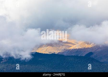 Strom autunnale su Pic de Finestrelles (picco Finestrelles). Alta Cerdanya, Girona, Catalogna, Spagna, Europa. Foto Stock