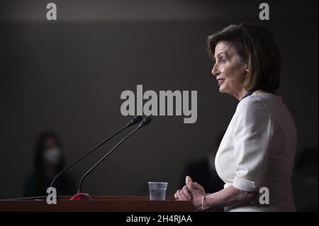 Washington, Stati Uniti. 4 novembre 2021. Il relatore della Casa Nancy Pelosi, D-CA, parla durante la sua conferenza stampa settimanale al Campidoglio degli Stati Uniti a Washington, DC., giovedì 4 novembre 2021. Foto di Bonnie Cash/UPI Credit: UPI/Alamy Live News Foto Stock