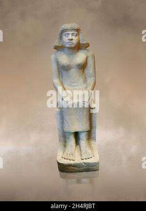 Statua egiziana scultura femminile seduta, 2350-2200 a.C., sesta dinastia, Saqquara . Museo del Louvre inv A109. Saqqara, anche Saqqara o Saccara in Foto Stock