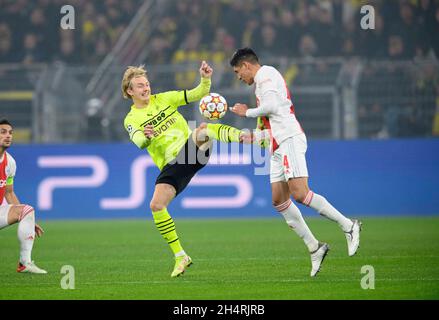 Da sinistra a destra Julian BRANDT (DO), Edson ALVAREZ (Ajax), azione, duelli, Football Champions League, Turno preliminare 4° matchday, Borussia Dortmund (DO) - Ajax Amsterdam, il 03.11.2021 a Dortmund/Germania. Â Foto Stock