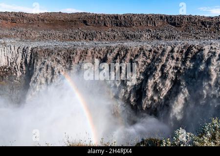 Primo piano della cascata Dettiff in Islanda che alimenta il fiume Jökulsá á Fjöllum che scorre dal ghiacciaio Vatnajökull al Jökulsár Foto Stock