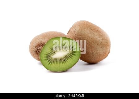 i kiwi maturi e le metà dei kiwi isolate su sfondo bianco, Foto Stock