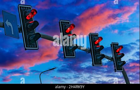 Semaforo sulla intersezione urbana. Foto Stock