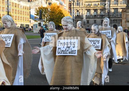 Glasgow, Regno Unito. 4 novembre 2021. REGNO UNITO. Gruppo di interesse per il cambiamento climatico che fa dichiarazione vestendo in costumi di doomsday e portando con sé cartelli che dicono "prepararsi per le guerre climatiche". Credito. Credit: Douglas Carr/Alamy Live News Foto Stock