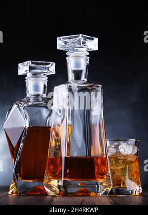 Composizione con un bicchiere e due decantatori di whiskey Foto Stock