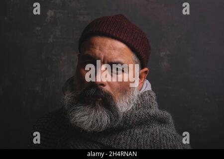 Uomo di mezza età senza tetto Foto Stock