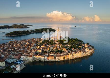 Splendida vista panoramica di Rovigno, città dalla regione Istria della Croazia. Foto Stock