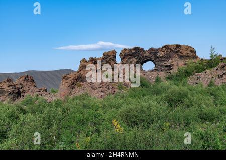 Vista ad angolo basso dei campi lavici di forma insolitamente e delle formazioni rocciose di Dimmuborgir vicino al lago Myvatn, Icelandare, che sono terre di roccia lavica, Foto Stock