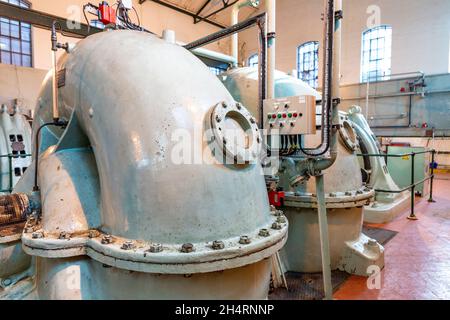 Alloggiamento in metallo delle pompe utilizzate per pompare acqua dal fiume Tamigi a West India Dock Imponding Station, Canary Wharf, Londra, Regno Unito Foto Stock