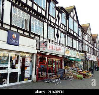 LONDRA, REGNO UNITO - 12 ago 2021: La vecchia famosa sfilata di shopping Tudor nella zona di Chadwell Heath a Londra durante il giorno Foto Stock