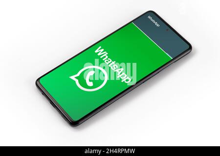 Italia, Ottobre 2021, applicazione Whatsapp sullo schermo di uno smartphone, fantasy pattern Foto Stock