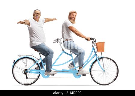 Uomo giovane e maturo in bicicletta tandem con braccia aperte isolate su sfondo bianco Foto Stock