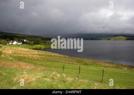Clatteringhaw Loch e agriturismo a Craignell, Dumfries & Galloway, Scozia Foto Stock