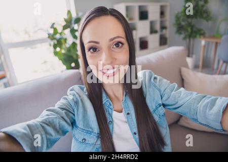 Auto-ritratto di attraente allegro donna a capelli lunghi rimanendo solitario sicuro assistenza sanitaria a casa in casa Foto Stock