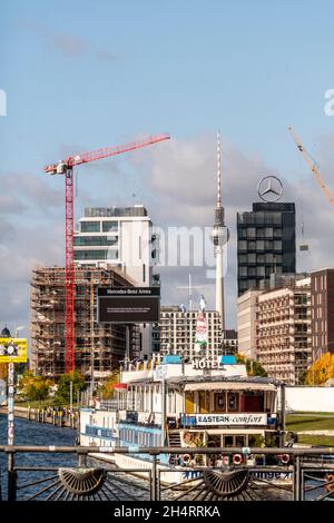 Blick von Oberbaumbrücke auf Spreeufer an der East Side Gallery, Hochhäuser Living Levels, Mercedes Benz und Neubau Pier 61 / 63 , Hotel mit 167 Zimme Foto Stock