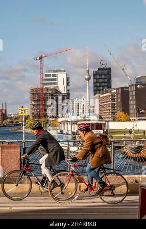 Radfahrer auf Oberbaumbrücke , Spreeufer an der East Side Gallery, Hochhäuser, Living Levels, Mercedes Benz, Neubau Pier 61 / 63 , Hotel mit 167 Zimme Foto Stock