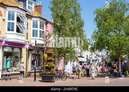 Sidmouth Devon gente che fa shopping nei negozi nei caffè e nelle piccole imprese in Old Fore Street Sidmouth Town Centre Sidmouth Devon Inghilterra Regno Unito GB Europa Foto Stock