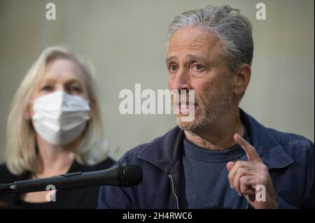 Washington, Stati Uniti. 4 novembre 2021. Il comico Jon Stewart, parla durante una conferenza stampa che chiede al Congresso di approvare la legislazione che istituisce i servizi per i veterani che soffrono di malattie causate da esposizioni tossiche al Campidoglio degli Stati Uniti a Washington, DC., giovedì 4 novembre 2021. Foto di Bonnie Cash/UPI Credit: UPI/Alamy Live News Foto Stock