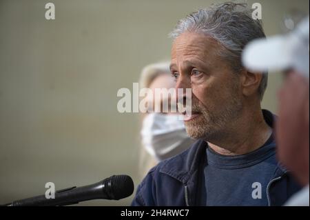 Washington, Stati Uniti. 4 novembre 2021. Il comico Jon Stewart, parla durante una conferenza stampa che chiede al Congresso di approvare la legislazione che istituisce i servizi per i veterani che soffrono di malattie causate da esposizioni tossiche al Campidoglio degli Stati Uniti a Washington, DC., giovedì 4 novembre 2021. Foto di Bonnie Cash/UPI Credit: UPI/Alamy Live News Foto Stock