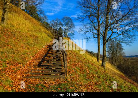scale o gradini in legno che saliscono fino alla collina Foto Stock