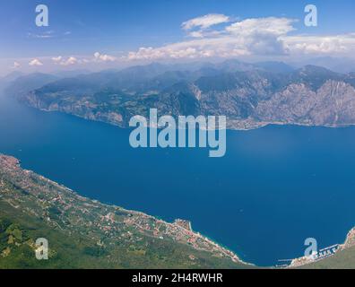 Malcesine Top View attraverso le montagne Foto Stock