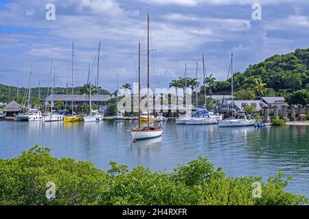 Barche a vela e yacht ormeggiati nel Porto Inglese sulla costa sud-orientale dell'isola Antigua, piccole Antille nel Mar dei Caraibi Foto Stock