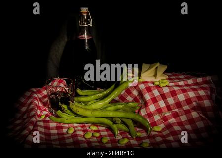 La natura morta della tradizionale cena italiana a base di fagioli di fave, formaggio pecorino e vino rosso, di solito mangiato in primavera nell'Italia centrale Foto Stock