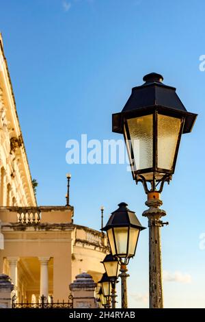 Vecchie lanterne di illuminazione di strada durante il tardo pomeriggio nel quartiere Pelourinho nella città di Salvador, Bahia Foto Stock