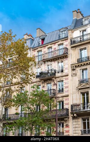 Parigi, splendidi edifici, boulevard Voltaire nel quartiere 11e Foto Stock