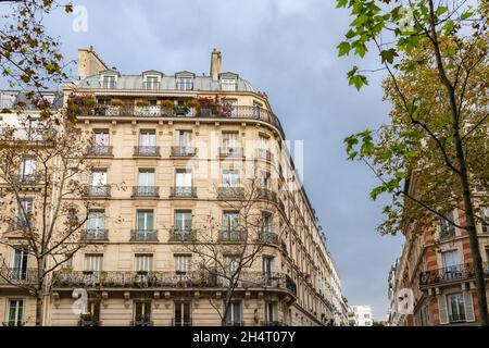 Parigi, splendidi edifici, boulevard Voltaire nel quartiere 11e Foto Stock