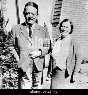 THOMAS KENDRICK (1881-1972) agente di intelligence britannico con sua moglie Norah circa 1945 Foto Stock