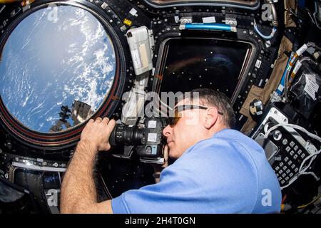 Shane Kimbrough, astronauta della NASA e spedizione 65, ingegnere di volo, fotografa la Terra sottostante mentre la Stazione spaziale Internazionale orbitava a 263 miglia sopra l'Oceano Atlantico al largo della costa del Brasile il 30 agosto 2021. Credito: NASA via CNP Foto Stock