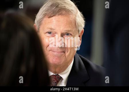 Glasgow, Scozia, Regno Unito. 4 novembre 2021. NELLA FOTO: Thomas J. Vilsack, Segretario dell'Agricoltura degli Stati Uniti visto alla COP26 a Glasgow. È stato confermato come il trentaduesimo Segretario dell'Agricoltura degli Stati Uniti il 23 febbraio 2021 dal Senato degli Stati Uniti. Credit: Colin Fisher/Alamy Live News Foto Stock