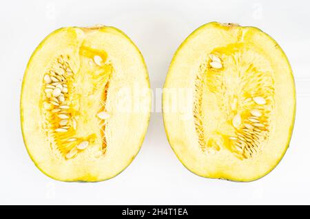 Piccola zucca rotonda tagliata a metà su sfondo bianco. Foto studio Foto Stock