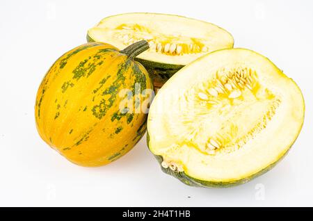 Piccola zucca rotonda tagliata a metà su sfondo bianco. Foto studio Foto Stock