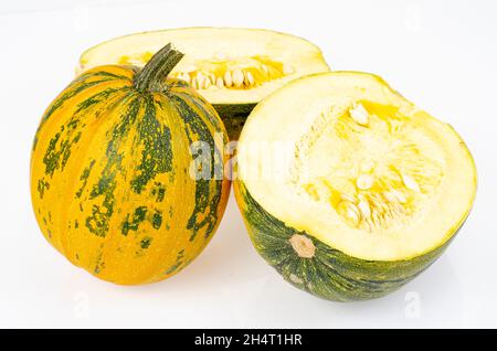 Piccola zucca rotonda tagliata a metà su sfondo bianco. Foto studio Foto Stock