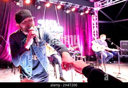 Napa, Stati Uniti. 03 novembre 2021. Cole Swindell si esibisce durante il festival musicale "CMT Live in the Vineyard Goes Country" il 3 novembre 2021 nella Napa Valley, California. Foto: Casey Flanigan/imageSPACE Credit: Imagespace/Alamy Live News Foto Stock