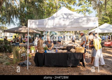 Il mercato agricolo di Port Royal, il sabato mattina, è da non perdere sia per la gente del posto che per i turisti quando si visita la contea di Beaufort, South Carolina. Foto Stock