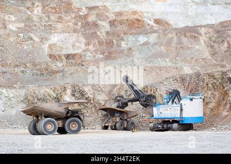 Pala elettrica a fune che carica un autocarro a scarico in una miniera di rame in Cile Foto Stock