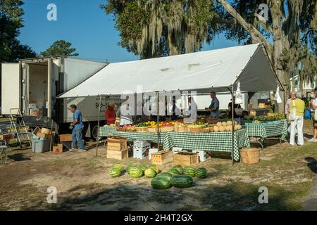 Il mercato agricolo di Port Royal, il sabato mattina, è da non perdere sia per la gente del posto che per i turisti quando si visita la contea di Beaufort, South Carolina. Foto Stock