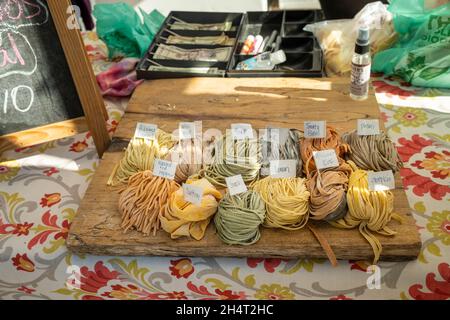 Il mercato agricolo di Port Royal, il sabato mattina, è da non perdere sia per la gente del posto che per i turisti quando si visita la contea di Beaufort, South Carolina. Foto Stock